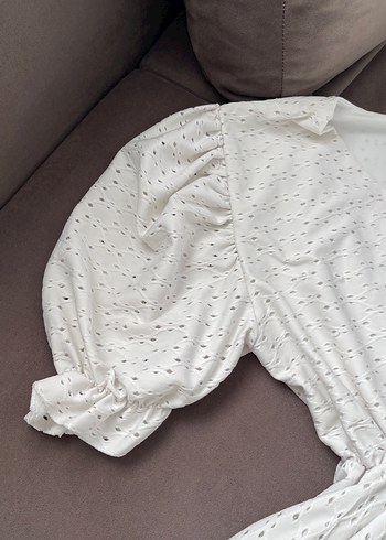 V Yaka Beyaz Nakışlı Midi Elbise - Görsel 2