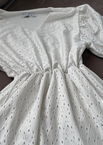 V Yaka Beyaz Nakışlı Midi Elbise - Görsel 3