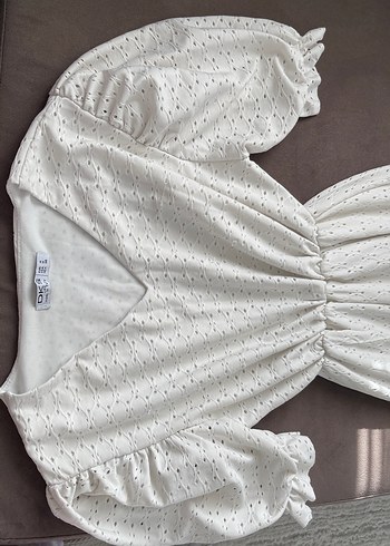 V Yaka Beyaz Nakışlı Midi Elbise - Görsel 4