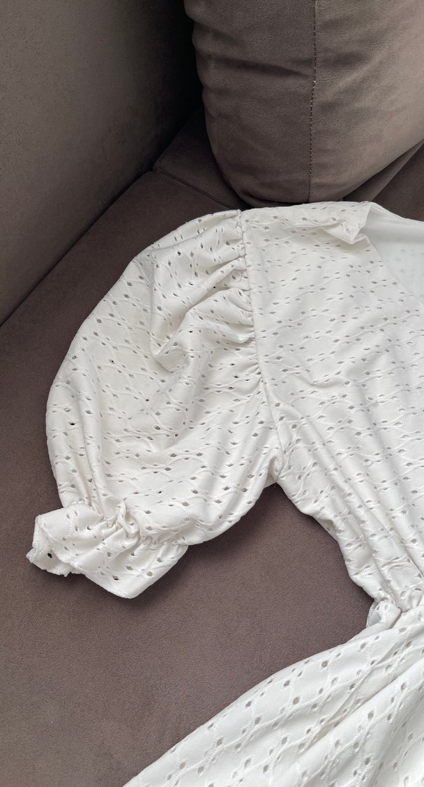 V Yaka Beyaz Nakışlı Midi Elbise - Görsel 2