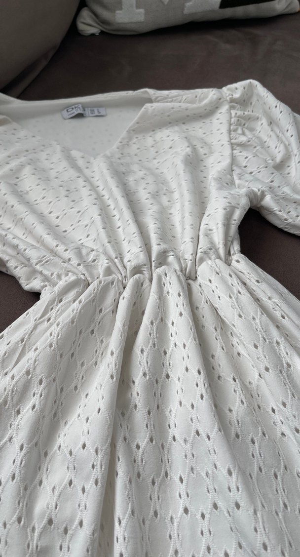 V Yaka Beyaz Nakışlı Midi Elbise - Görsel 3