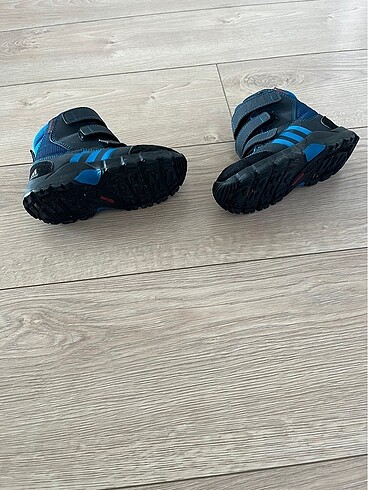 26 Beden Adidas Erkek Çocuk Bot 26 Numara