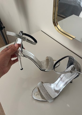 Gri Parlak Metal Topuklu Kadın Abiye Ayakkabı