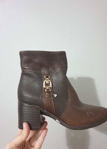 Kahverengi topuklu bot #madeinbrasil #zara #bershka