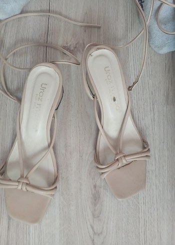 Bej Minimalist Blok Topuklu Kadın Sandalet