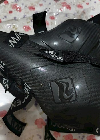 Siyah Baskılı Motosiklet Dizliği - Görsel 2