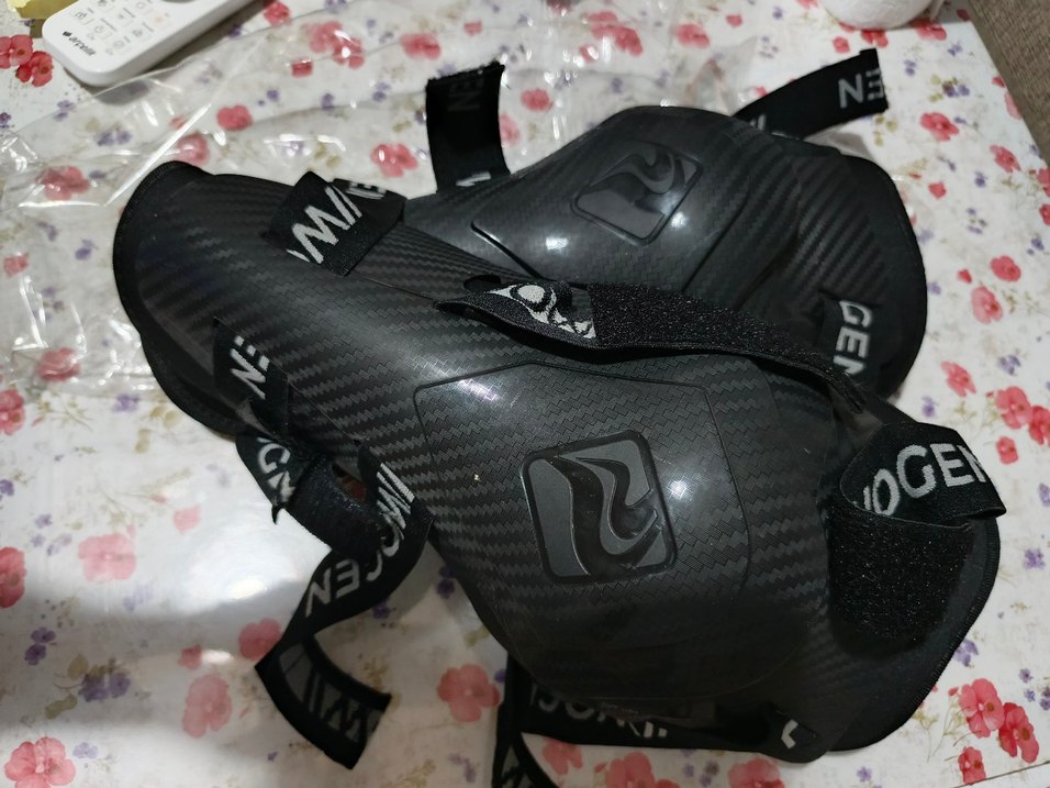 Siyah Baskılı Motosiklet Dizliği - Görsel 2