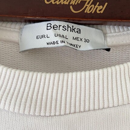 l Beden beyaz Renk Bershka kolları desenli şık beyaz sweatshirt