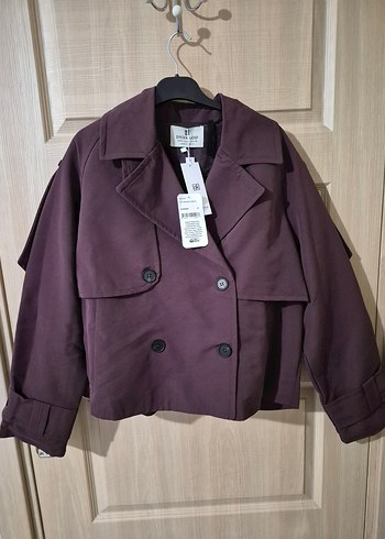 Siyah düğme detaylı mürdüm kısa trençkot - Görsel 6