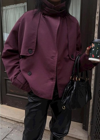 Siyah düğme detaylı mürdüm kısa trençkot - Görsel 3