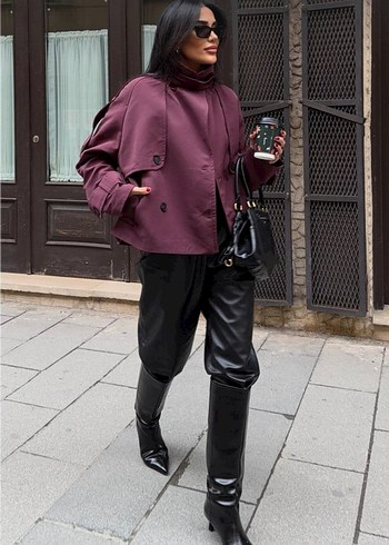 Siyah düğme detaylı mürdüm kısa trençkot - Görsel 4