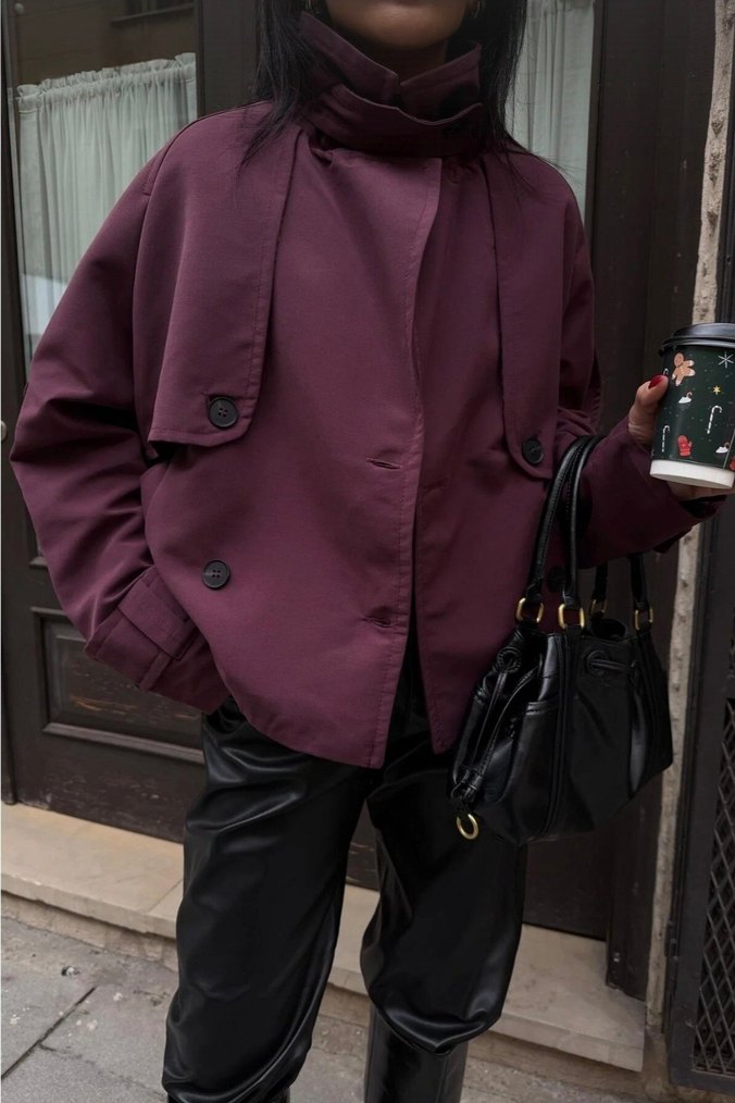 Siyah düğme detaylı mürdüm kısa trençkot - Görsel 3