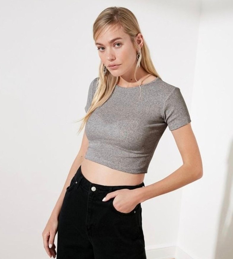 Sırt dekolteli gri melanj örme crop tişört - Görsel 3