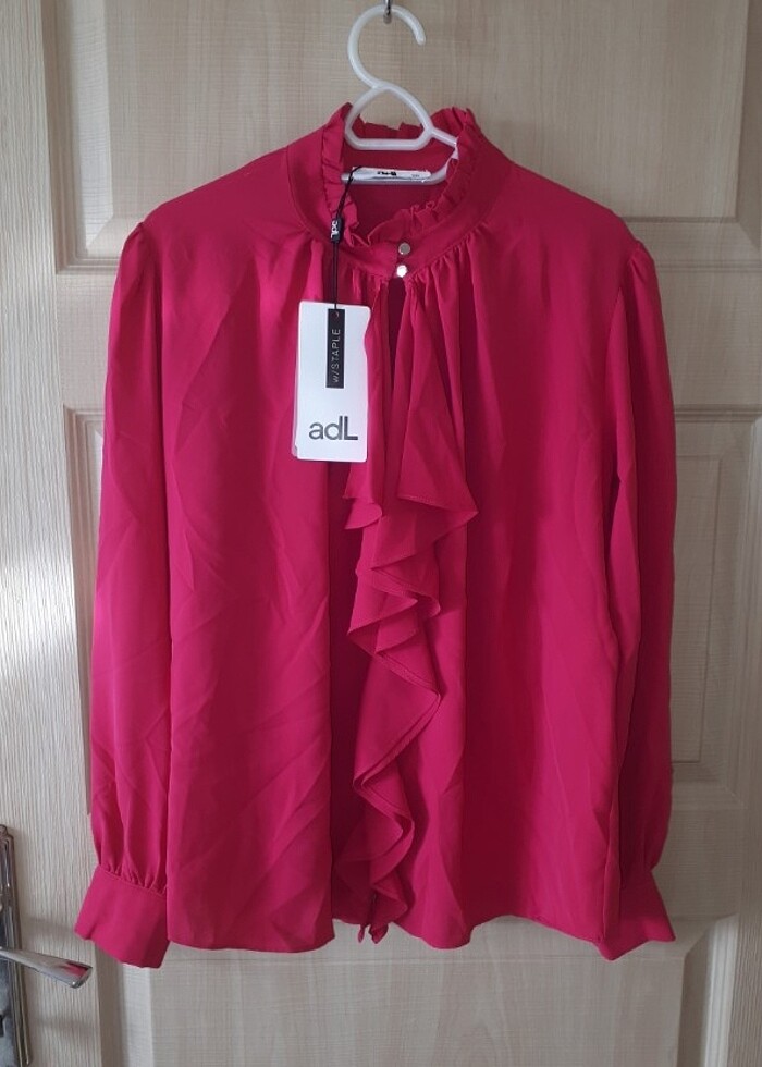 Adil Işık yakası volanlı uzun kollu gömlek - Görsel 4