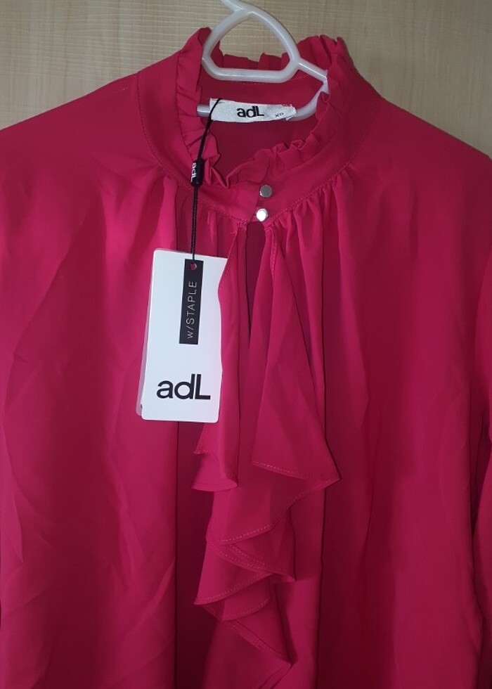 Adil Işık yakası volanlı uzun kollu gömlek - Görsel 5