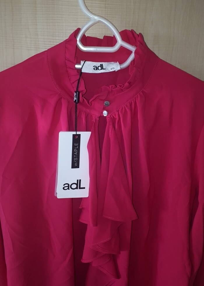 Adil Işık yakası volanlı uzun kollu gömlek - Görsel 2