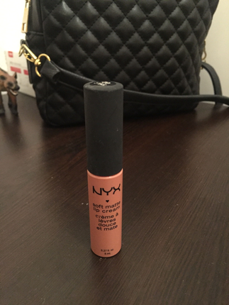 Nyx Stockholm nude mat ruj