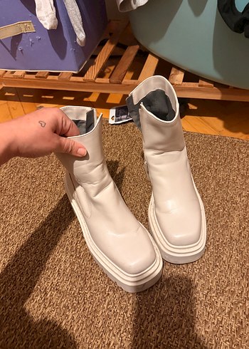 Zara Minimal Beyaz Deri Bot