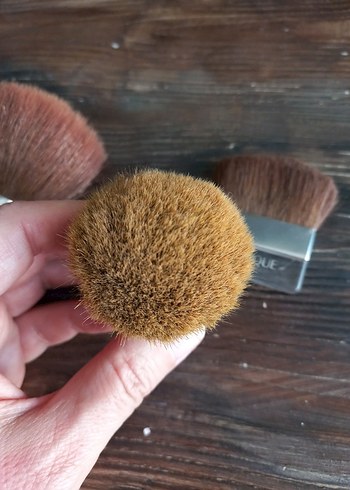 CLINIQUE Camel ve Gri Makyaj Fırçaları - Görsel 6