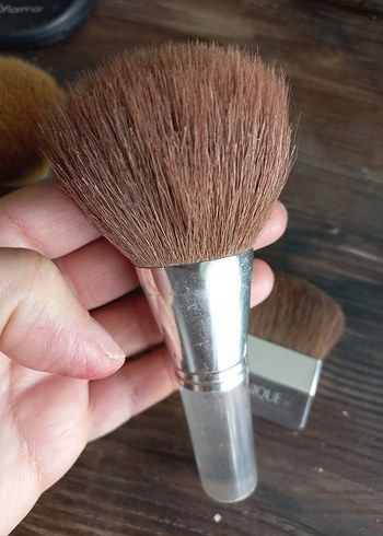 CLINIQUE Camel ve Gri Makyaj Fırçaları - Görsel 3