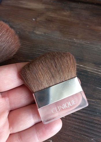 CLINIQUE Camel ve Gri Makyaj Fırçaları - Görsel 4