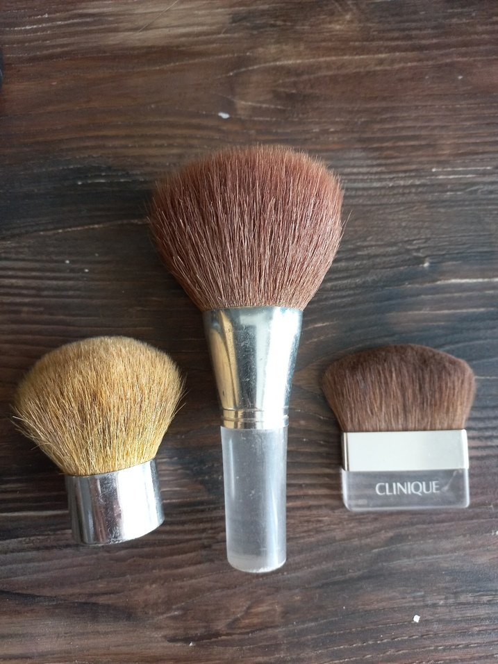 CLINIQUE Camel ve Gri Makyaj Fırçaları - Görsel 2
