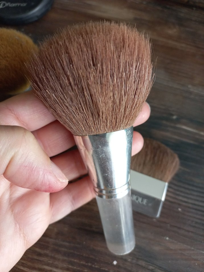 CLINIQUE Camel ve Gri Makyaj Fırçaları - Görsel 3