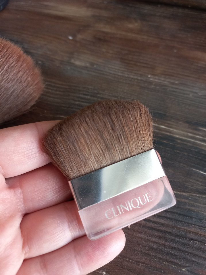 CLINIQUE Camel ve Gri Makyaj Fırçaları - Görsel 4