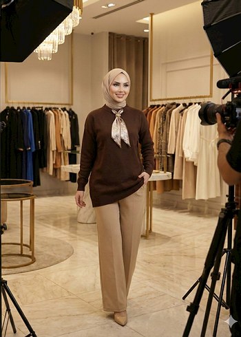 Uzun Kollu, Yüksek Yakalı Kahverengi Şal Detaylı Kazak - Görsel 3