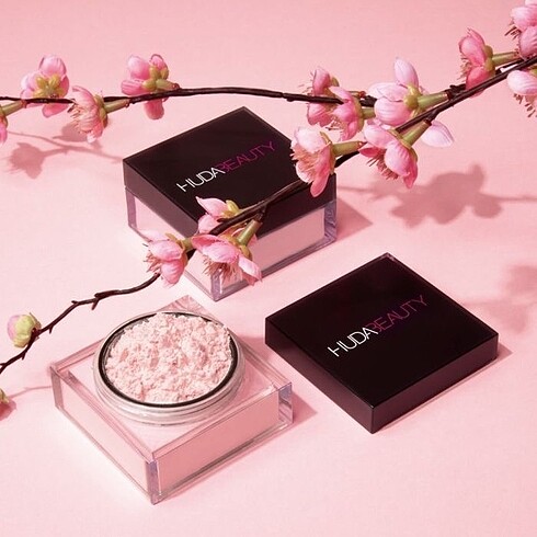 Huda beauty pudra cherry blossom cake