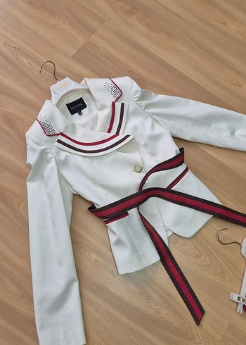 Zara Siklik Ve Zarafet Beyaz Cift Dugmeli Ceket