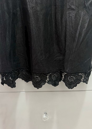 Siyah deri görünümlü Dantelli Kısa Kollu Bluz - Görsel 3