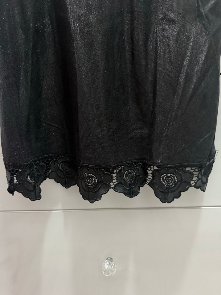 Siyah deri görünümlü Dantelli Kısa Kollu Bluz - Görsel 3