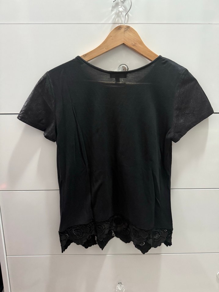 Siyah deri görünümlü Dantelli Kısa Kollu Bluz - Görsel 4