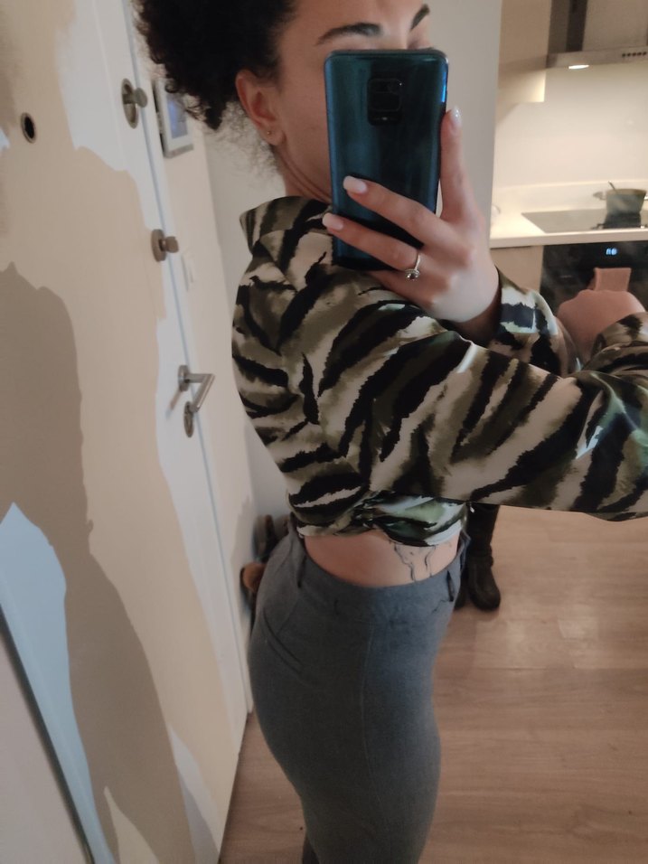 YeşilZebra Desenli V Yaka Düğmeli Kadın Gömlek - Görsel 2