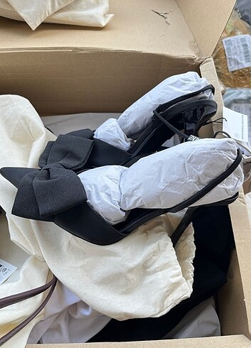 Zara Fiyonklu topuklu ayakkabı