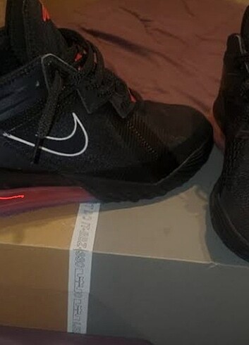 NIKE LEBRON 18LOW