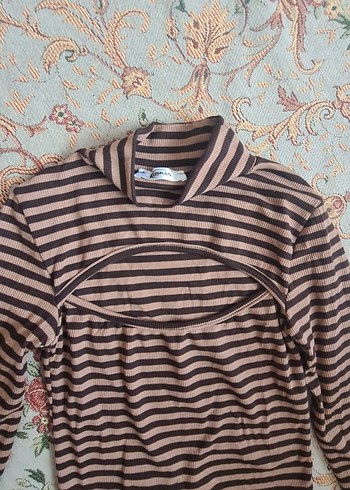 Çizgi detaylı göğüs kısmı pencereli vücuda oturan bluz - Görsel 2