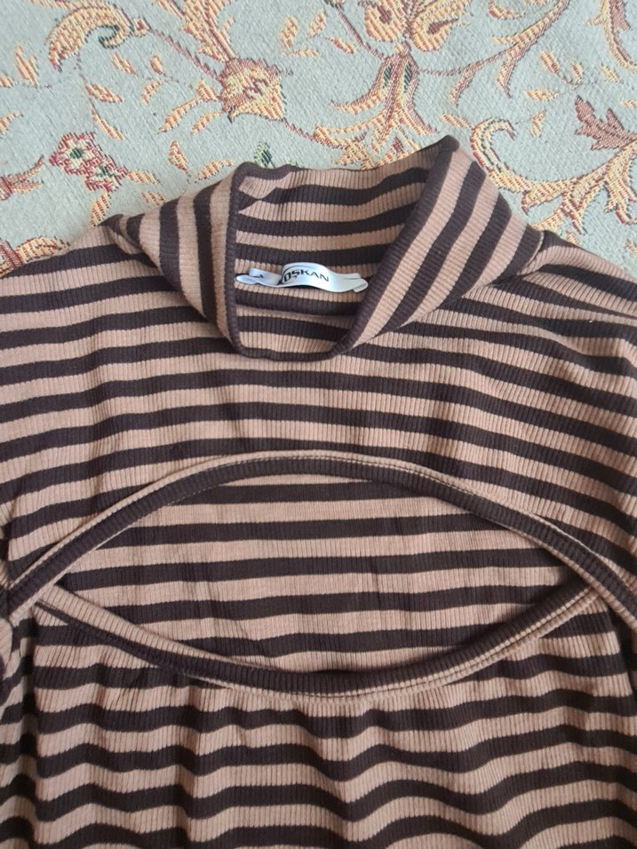 Çizgi detaylı göğüs kısmı pencereli vücuda oturan bluz - Görsel 3