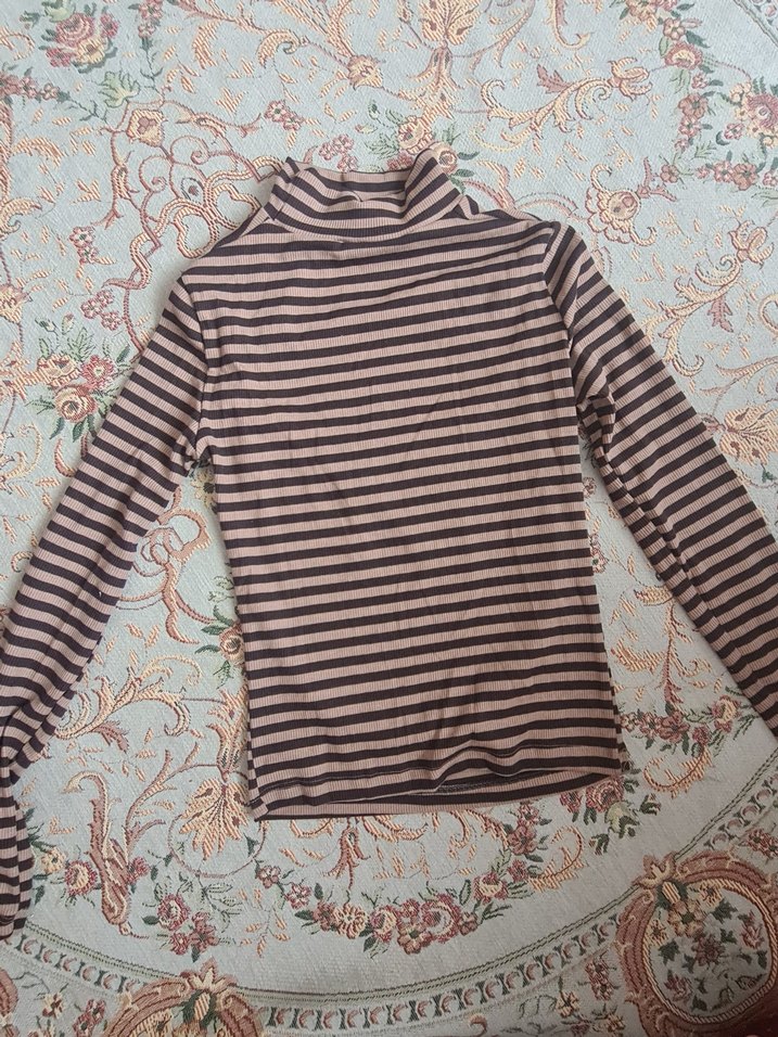 Çizgi detaylı göğüs kısmı pencereli vücuda oturan bluz - Görsel 5