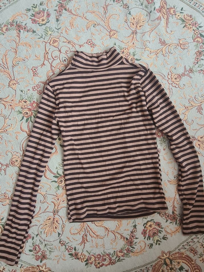 Çizgi detaylı göğüs kısmı pencereli vücuda oturan bluz - Görsel 4