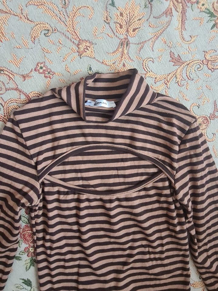 Çizgi detaylı göğüs kısmı pencereli vücuda oturan bluz - Görsel 2