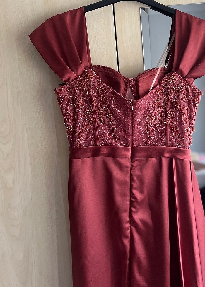 Yırtmaçlı uzun saten Abiye - Görsel 3