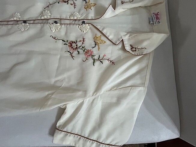 Geleneksel Çin desenli , krem renkli sıfır pijama takım