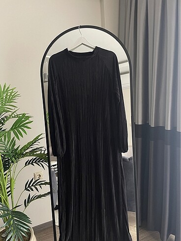 Siyah piliseli elbise