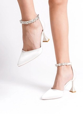 İnci Detaylı Beyaz saten Topuklu Ayakkabı - Görsel 3