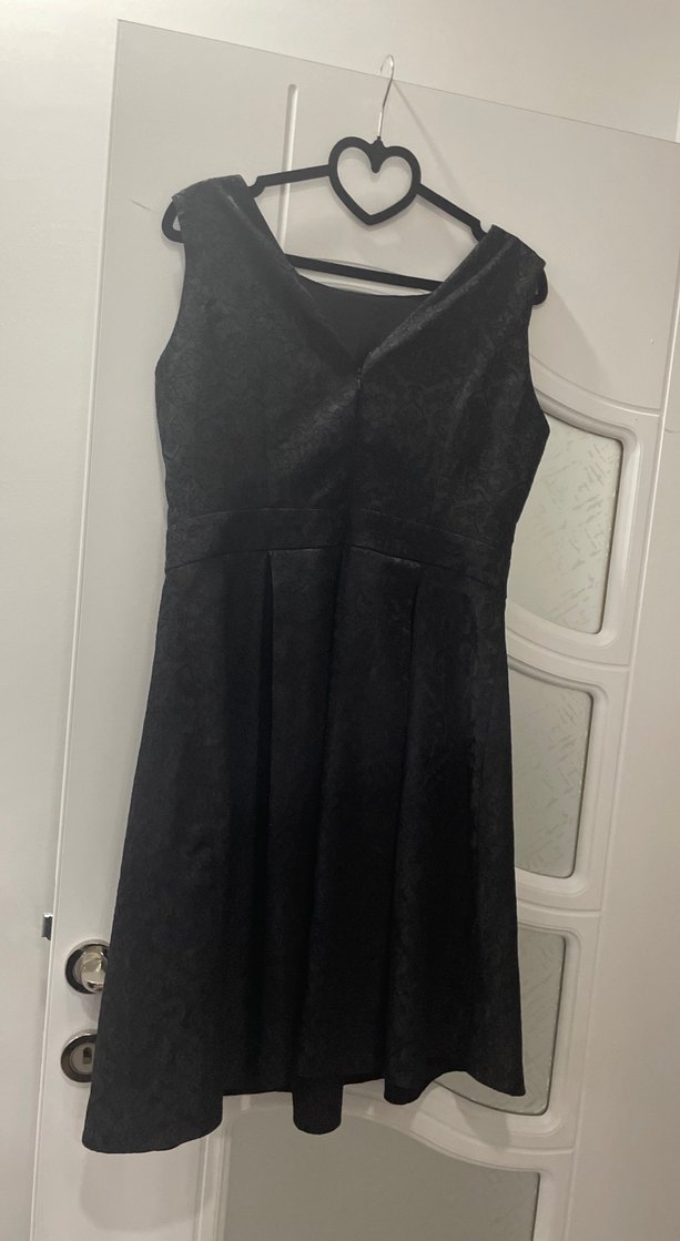 Siyah Pilili Midi Kolsuz Elbise - Görsel 2