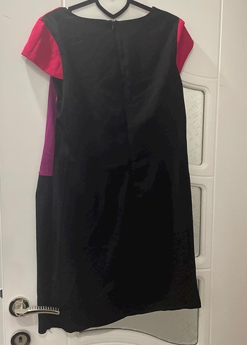 V yaka kısa kollu renkli midi elbise - Görsel 2