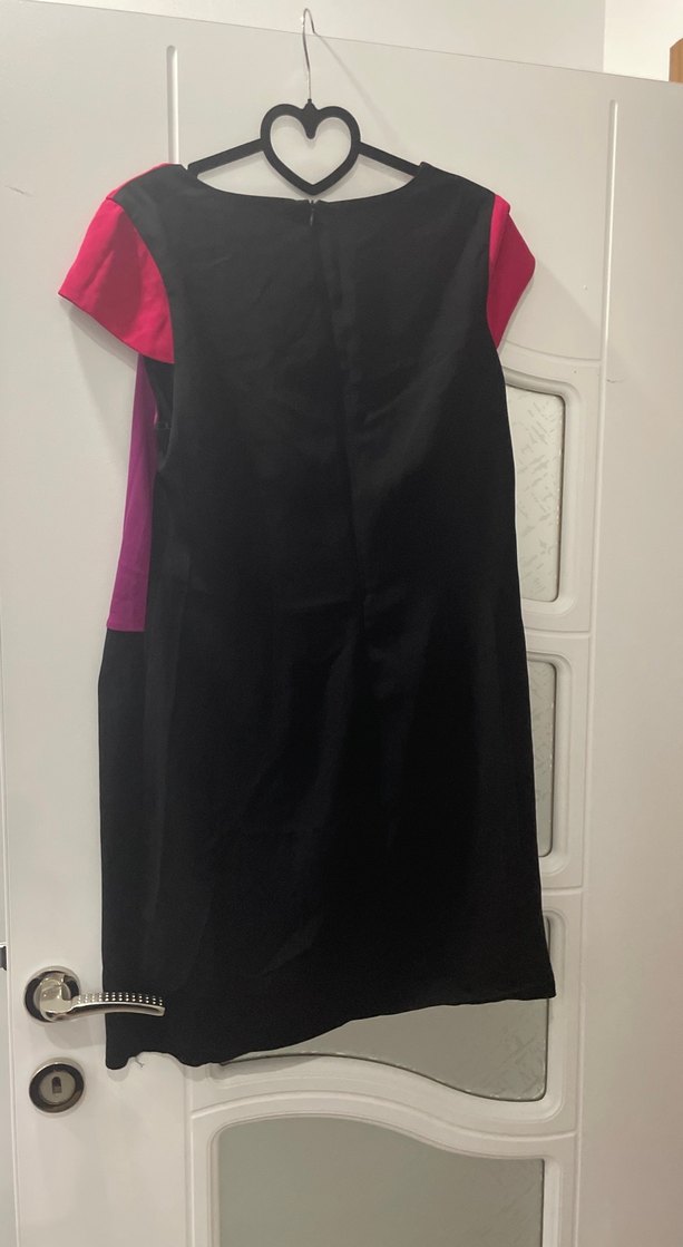 V yaka kısa kollu renkli midi elbise - Görsel 2