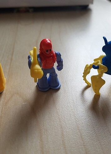 Kinder joy 3 adet erkek oyuncak